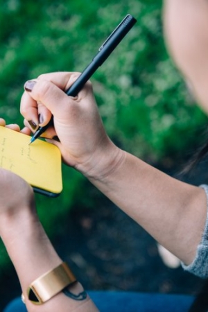 Ten niecodzienny gadżet zmieni Twojego iPhone'a w... zwykły notatnik. Świetny pomysł!