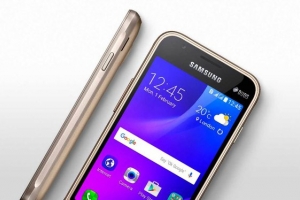 Samsung Galaxy J1 mini oficjalnie. Nie jest to dobry telefon. Pod żadnym względem