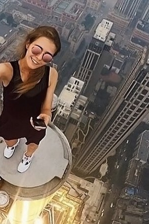 Szalona Rosjanka i jej niesamowite selfie. Od tych widoków może zakręcić się w głowie!