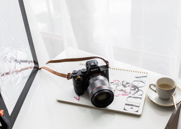 Jak wykonać podręczną blendę do fotografii produktowej? [zrób to sam]