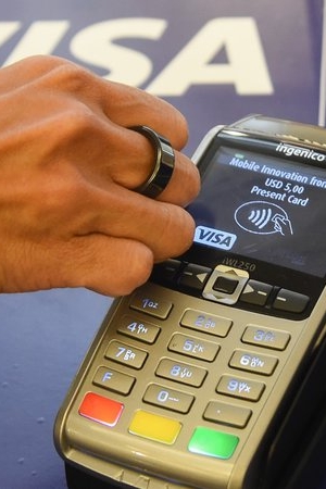 Pierścień NFC zamiast karty kredytowej. Nowy gadżet Visa pozwala płacić ruchem reki