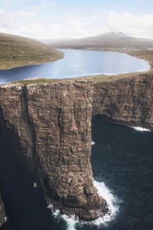 Zjawiskowe jezioro położone nad oceanem. Photoshop czy naturalne piękno natury?