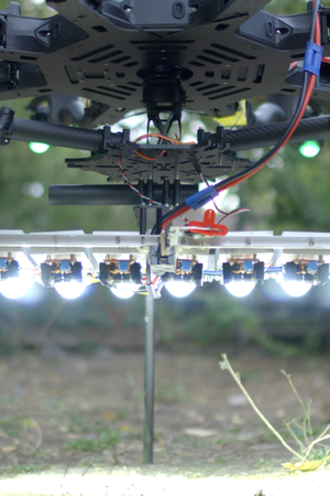 Dron z panelem LED 1000W daje imponujące świetlne efekty