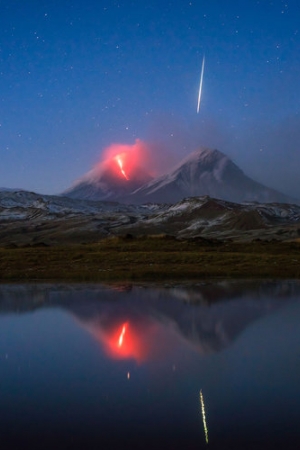 Spadający meteor nad wybuchającym wulkanem? Dla tego fotografa to żaden problem