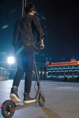 Xiaomi Mi Electric Scooter - niedroga hulajnoga elektryczna, którą połączysz ze smartfonem