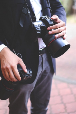 Brides Magazine radzi: Upewnij się, że fotograf ślubny używa „Cannona lub Nikona”