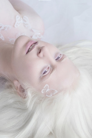 Julia Taits ujęła piękno alabastrowej cery ludzi z albinizmem w baśniowym projekcie
